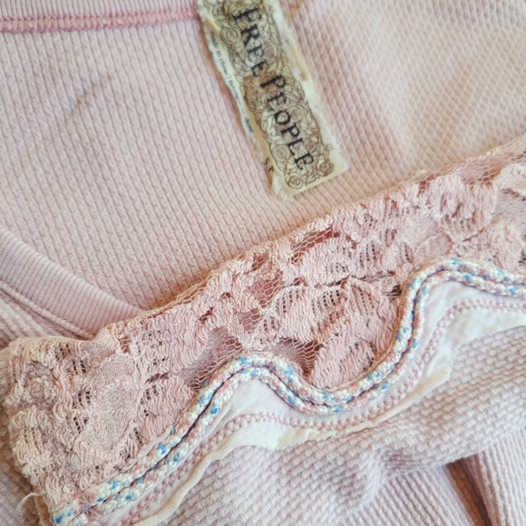 🍒FREE PEOPLE🍒 CRAFTY LACE THERMAL CUFF - Picture 3 of 4